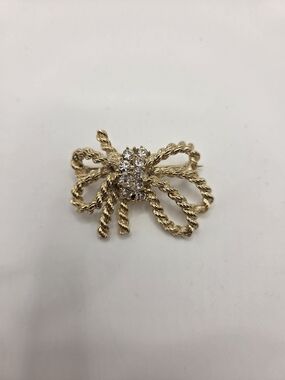 1628. Vintage MJ Ent Gold-Tone Rope Bow Brooch with Clear Crystal Cluster